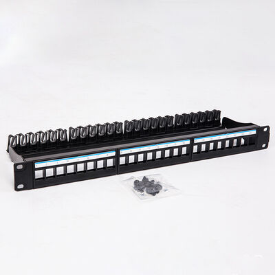 Jaques trapezoides pretos da placa RJ45 do porto CAT6 do painel de remendo 24 de UTP 1U